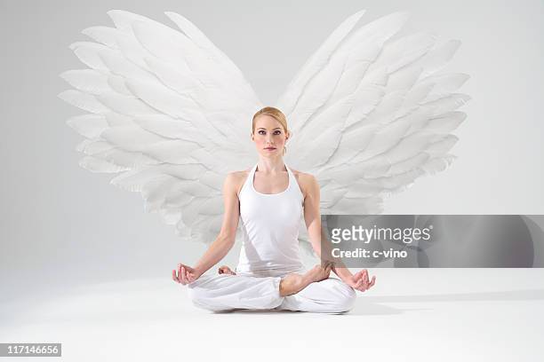 angel de méditation - plumes blanches photos et images de collection