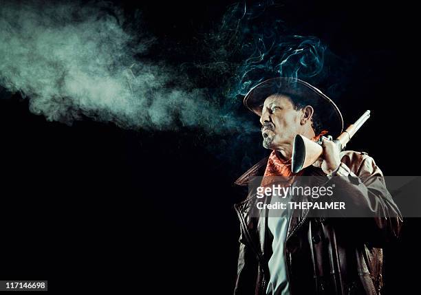 american cowboy fumatori - cowboy gun foto e immagini stock