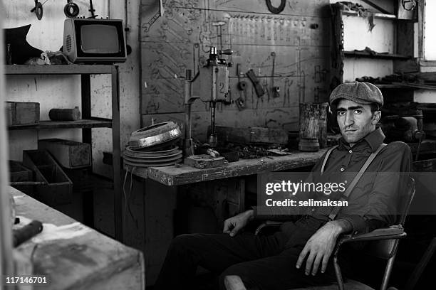 adulte homme travaillant dans le vieux fashined garage - tv repairman photos et images de collection