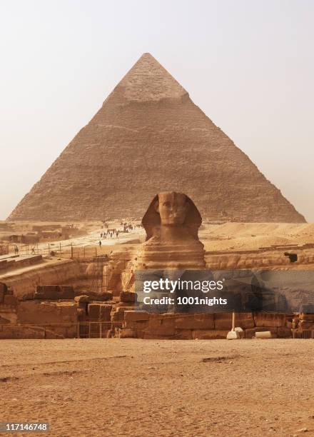 the sphinx and pyramid - gizeh stockfoto's en -beelden