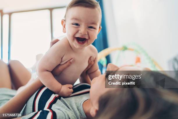 mutter und baby spielen zusammen - baby smiling stock-fotos und bilder