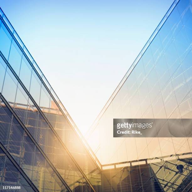 modern building in sunlight - glass skyscraper stock pictures, royalty-free photos & images