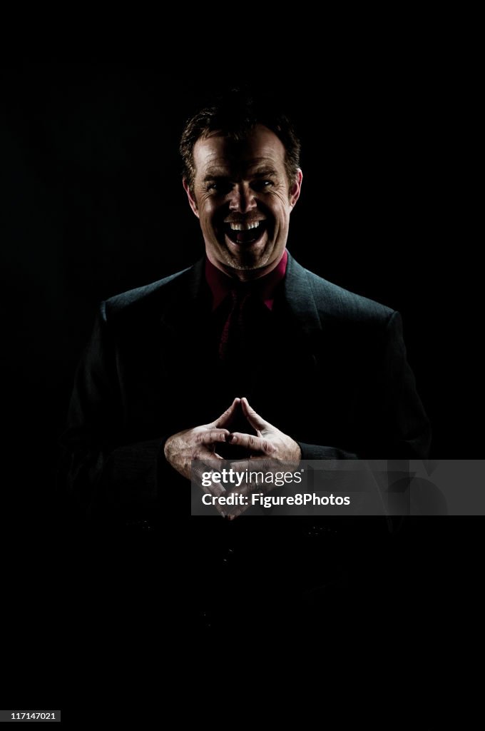 Homem louco com a rir