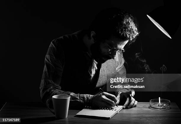 retrato de poeta escrito en la tabla, en la oscuridad - authors fotografías e imágenes de stock