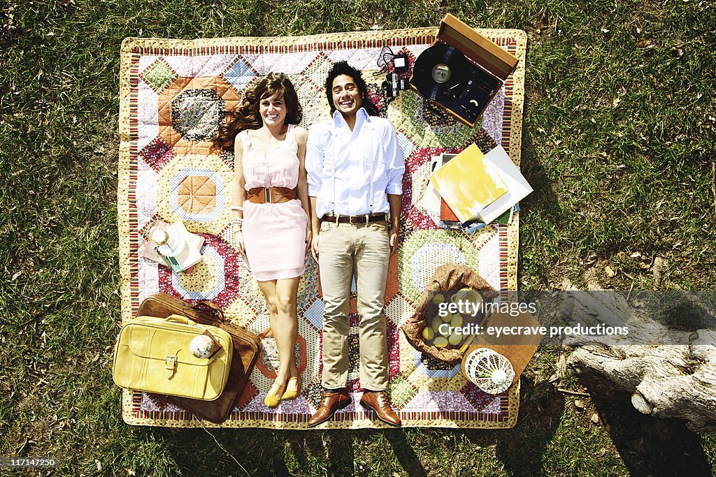 Vintage Pareja joven moderna picnic de la felicidad