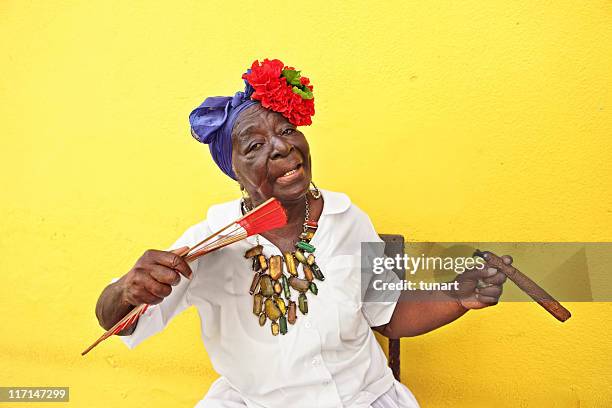 mulher velha cubano - the fan of cigars - fotografias e filmes do acervo