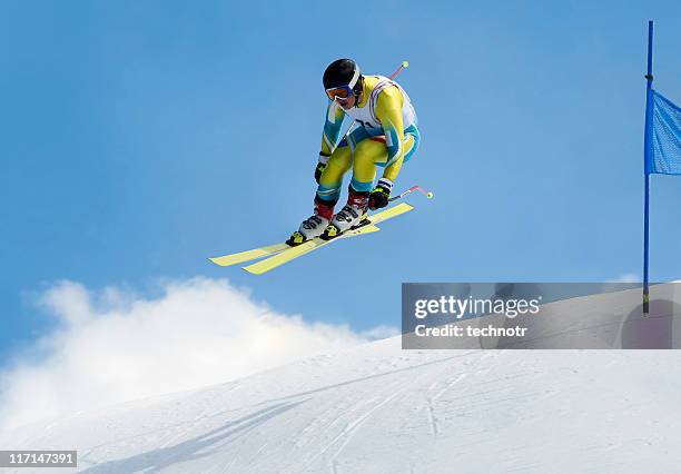 durante el pleno descenso de carrera - slalom skiing fotografías e imágenes de stock