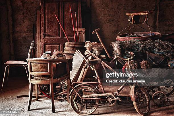 abandonado su hogar lejos del hogar.  imagen de color - buhardilla fotografías e imágenes de stock