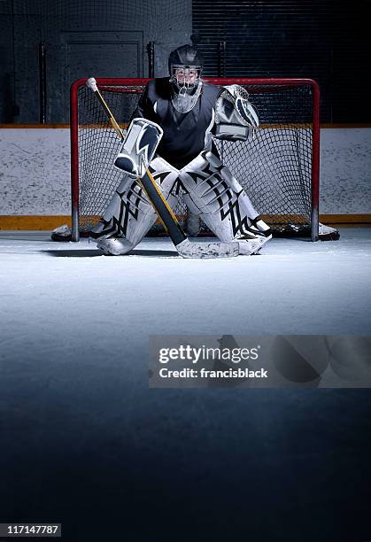 youth hockey torhüter - goaltender ice hockey player stock-fotos und bilder