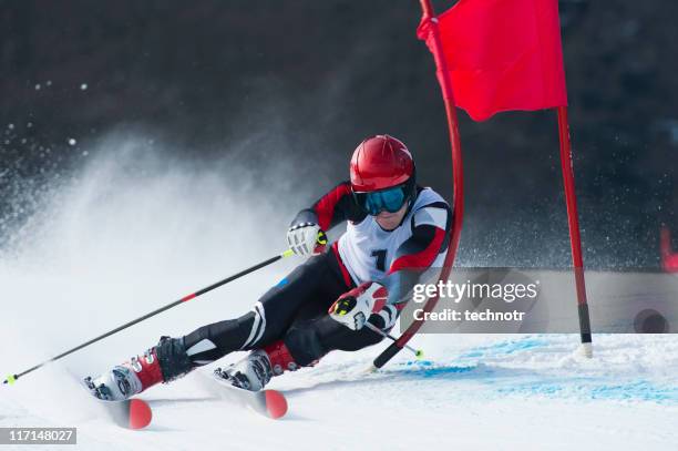 eslalon gigante raza - slalom skiing fotografías e imágenes de stock