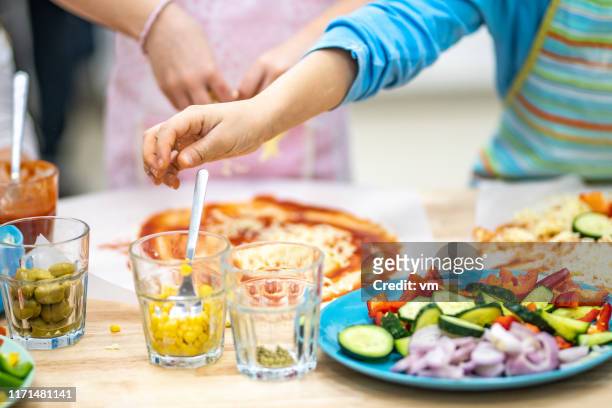 kinder, die pizza machen - children cooking school stock-fotos und bilder