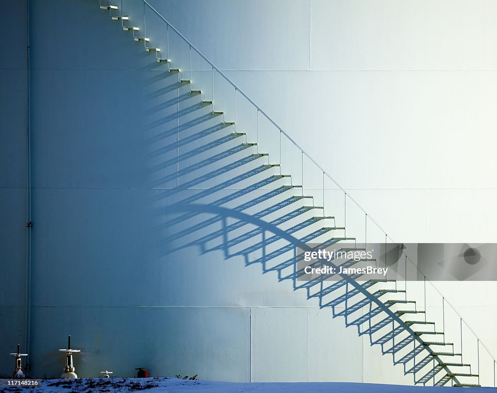 Escada branca e sombra no tanque de Óleo