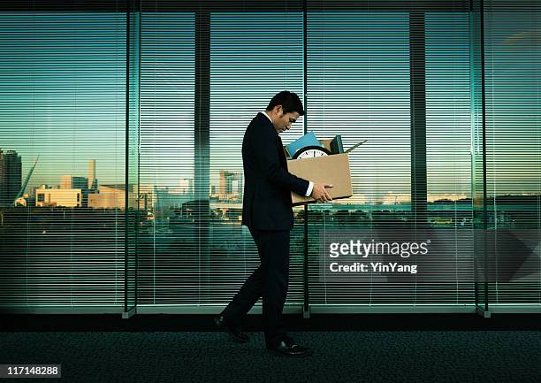 アジアのオフィスの彼の仕事職業に肌に及ぶ不況 - 首 ストックフォトと画像