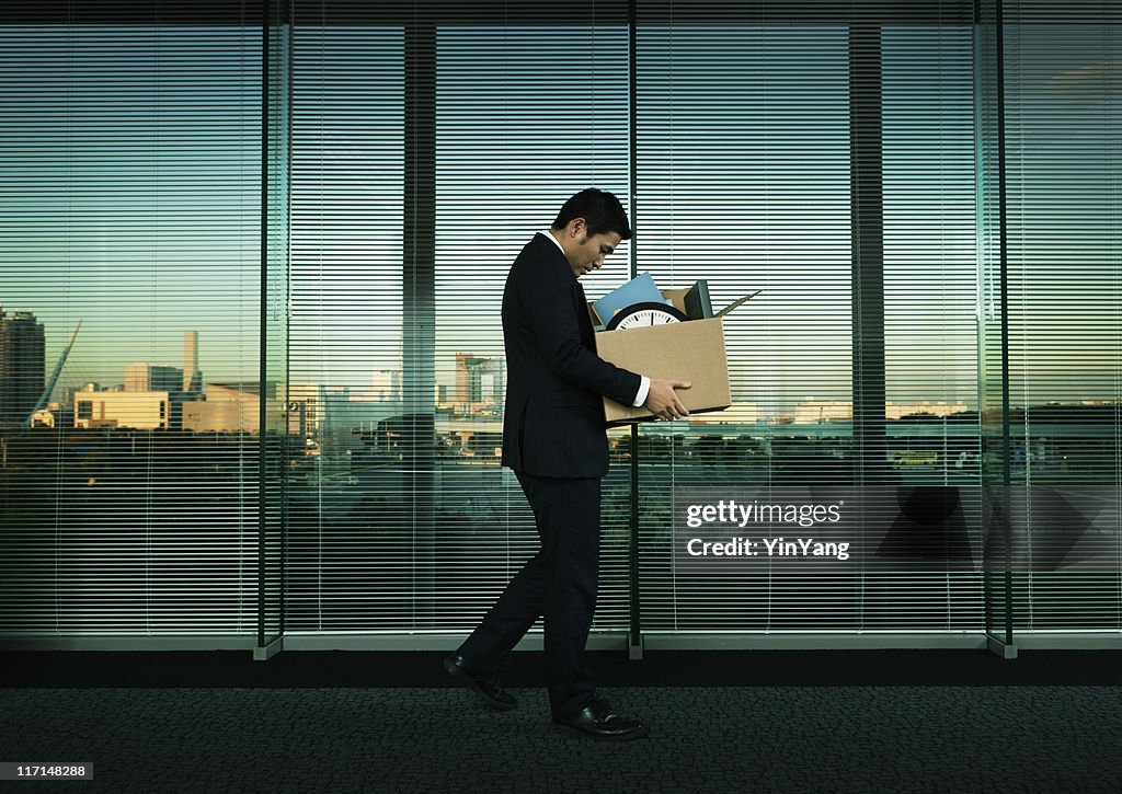 Trabalhador de escritório asiática, deixando o seu cargo em desligamento de recessão