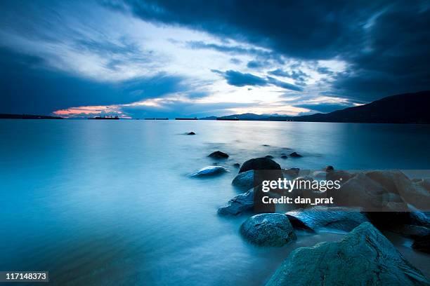 meer bei sonnenuntergang - english bay stock-fotos und bilder