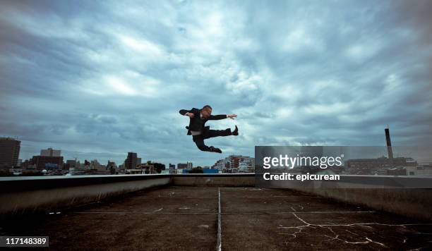 japanischen geschäftsmann, die einem fliegenden kick - ninja warrior stock-fotos und bilder
