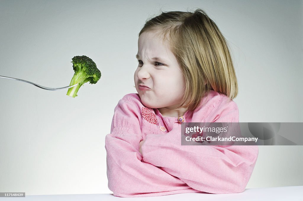 Ermutigende junges Mädchen Essen Ihr Greens