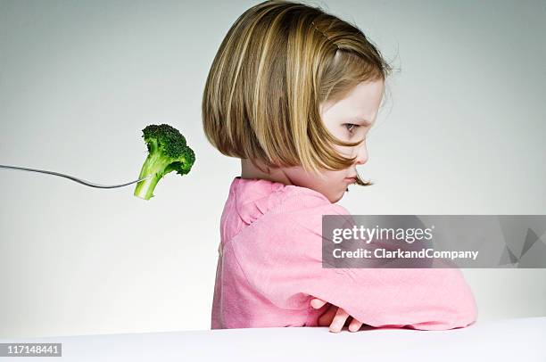 junges mädchen verweigern, um zu essen, die greens - trotzanfall stock-fotos und bilder