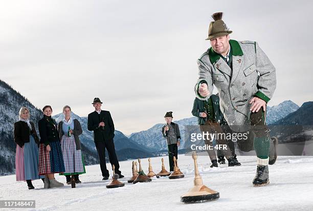 eisstockschiessen, curling en el lago grundlsee - curling fotografías e imágenes de stock