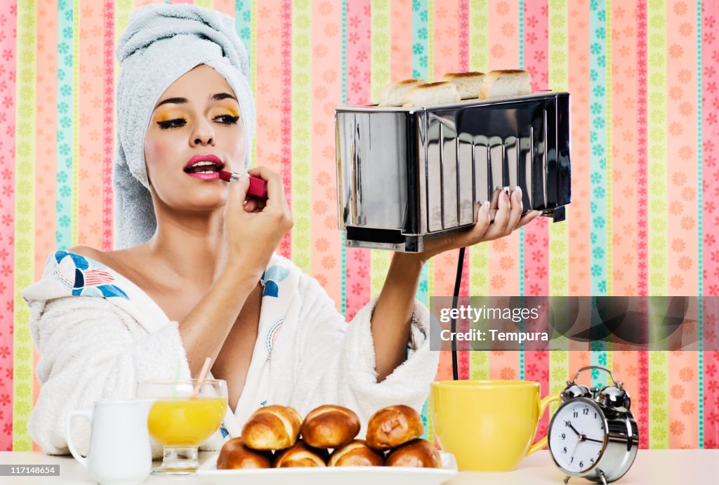 Schöne Frau Lippenstift, Frühstück und toaster.