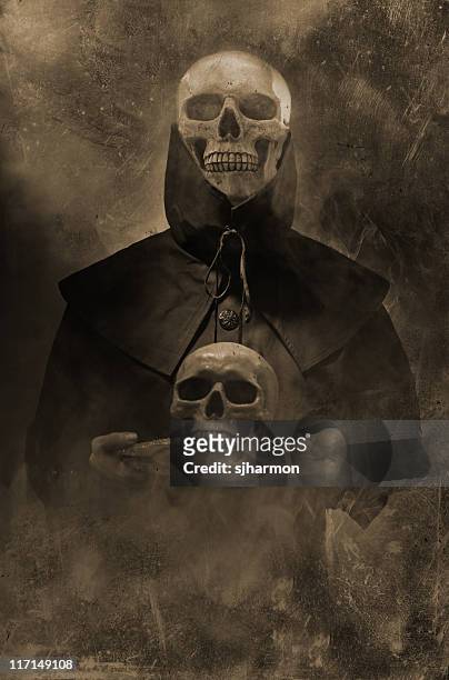 preto espírito de morte segurando crânio na bandeja de fumo oculto - a morte imagens e fotografias de stock
