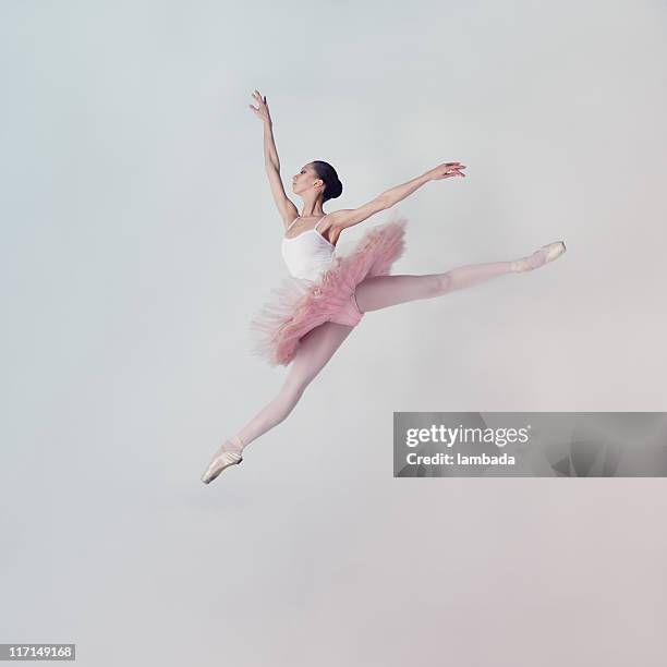 saut de danseuse de ballet - grace photos et images de collection