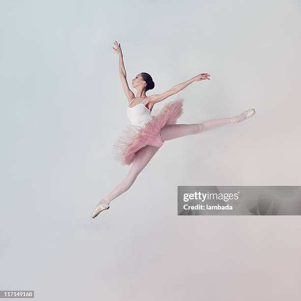ジャンプバレエダンサー - 女性ダンサー ストックフォトと画像