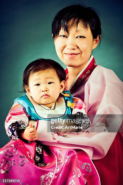 koreanische baby mädchen und ihre mutter im traditionellen hanbok - korean baby girl stock-fotos und bilder