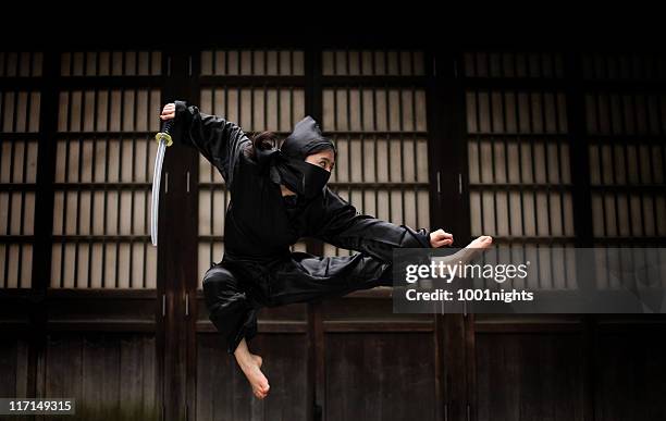 asiatische frau zeigt sich ihr ninja - ninja kick stock-fotos und bilder