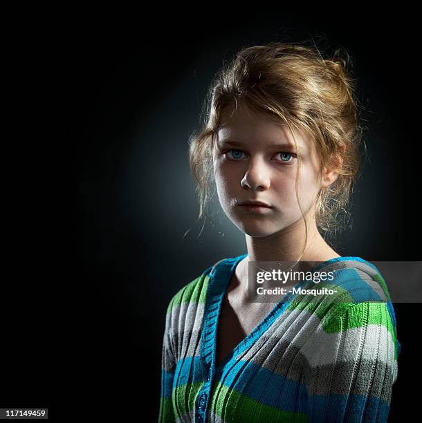 porträt von teenager-mädchen - studio portrait dark background stock-fotos und bilder
