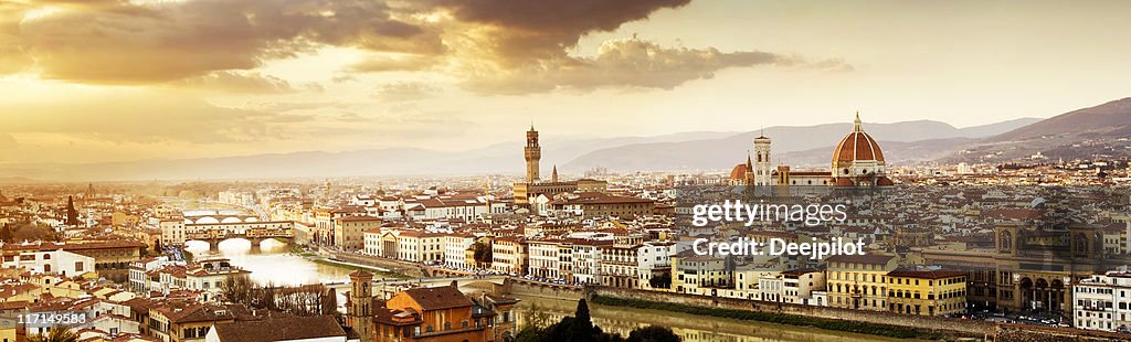 Duomo e il Ponte Vecchio in Florence Skyline della città Italia