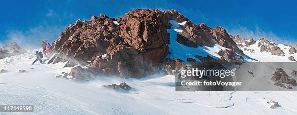 bergsteiger klettern auf verschneiten gipfel hohen atlas marokko afrika panorama - sahara snow stock-fotos und bilder