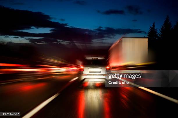 la carretera al atardecer, desenfoque - car brakes fotografías e imágenes de stock