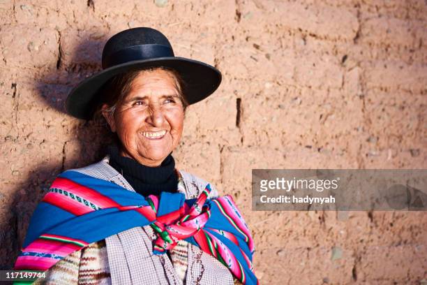 bolivian woman in national clothing near oruro, bolivia - oruro stockfoto's en -beelden