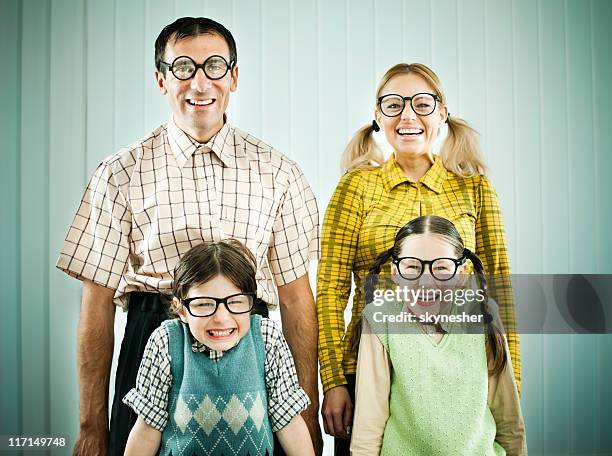 uncool familie stehende shyly und blick in die kamera. - retro portrait frau mother stock-fotos und bilder