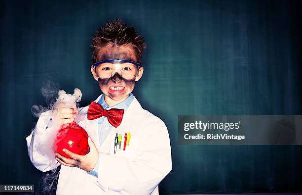 kleine chemiker - chemistry stock-fotos und bilder