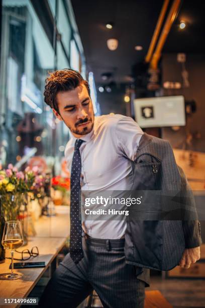 zakenman opstijgen zijn jas - male hair removal stockfoto's en -beelden