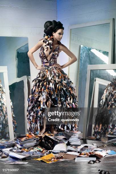 afro-américaine jeune femme mannequin en robe de papier - haute couture photos et images de collection