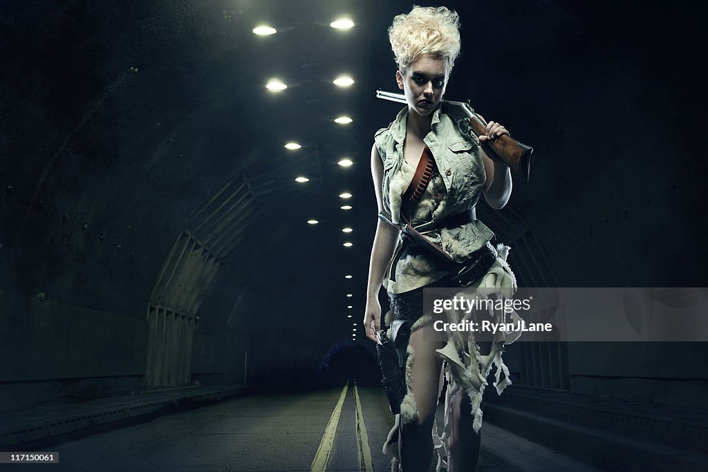 Post Apocalyptic mulher no túnel escuro