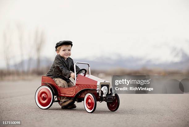 ritratto di un appassionato di auto - macchina a pedali foto e immagini stock