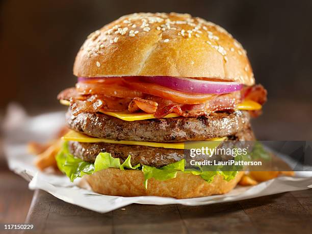 double bacon cheeseburger - dubbel stockfoto's en -beelden