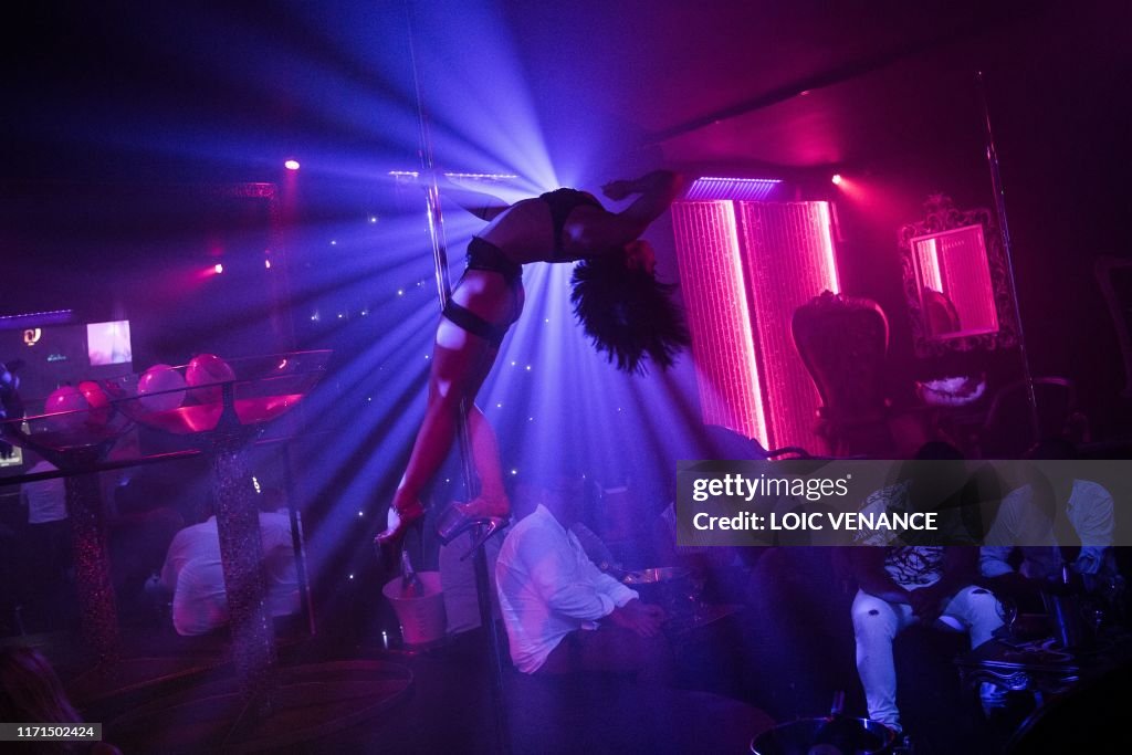 TOPSHOT-FRANCE-POLE DANCE-ROBOT