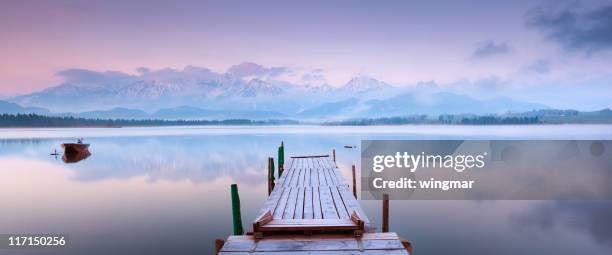 cena de tranquilidade com barco no lago hopfensee - pontão imagens e fotografias de stock