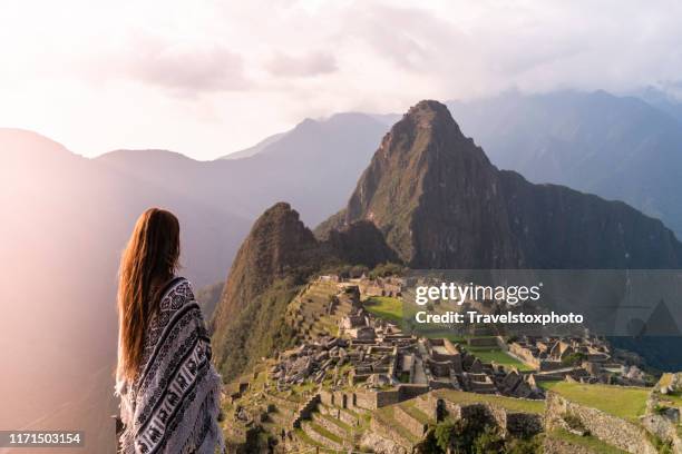 girl standing in front of machu picchu peru, south america - machu picchu stock-fotos und bilder