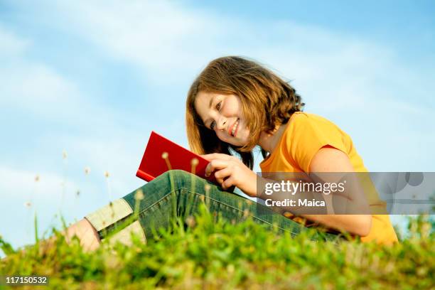 once años de antigüedad lectura al aire libre - 10 11 years fotografías e imágenes de stock