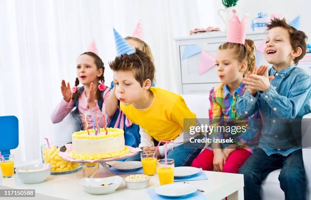 fiesta de cumpleaños para niños - vela de cumpleaños fotografías e imágenes de stock