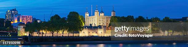 torre de londres con iluminación río támesis vista panorámica del castillo - torre de londres fotografías e imágenes de stock