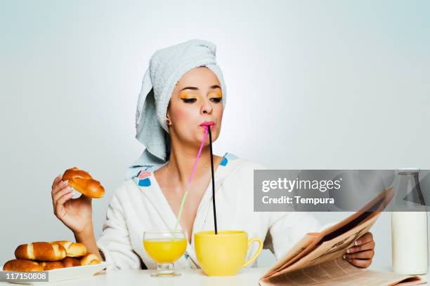 hermosa mujer varias tareas del desayuno. - alta moda fotografías e imágenes de stock