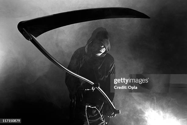 unheimlich mann hält eine große - sense stock-fotos und bilder