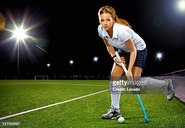 female hockey player running - hockey player stockfoto's en -beelden